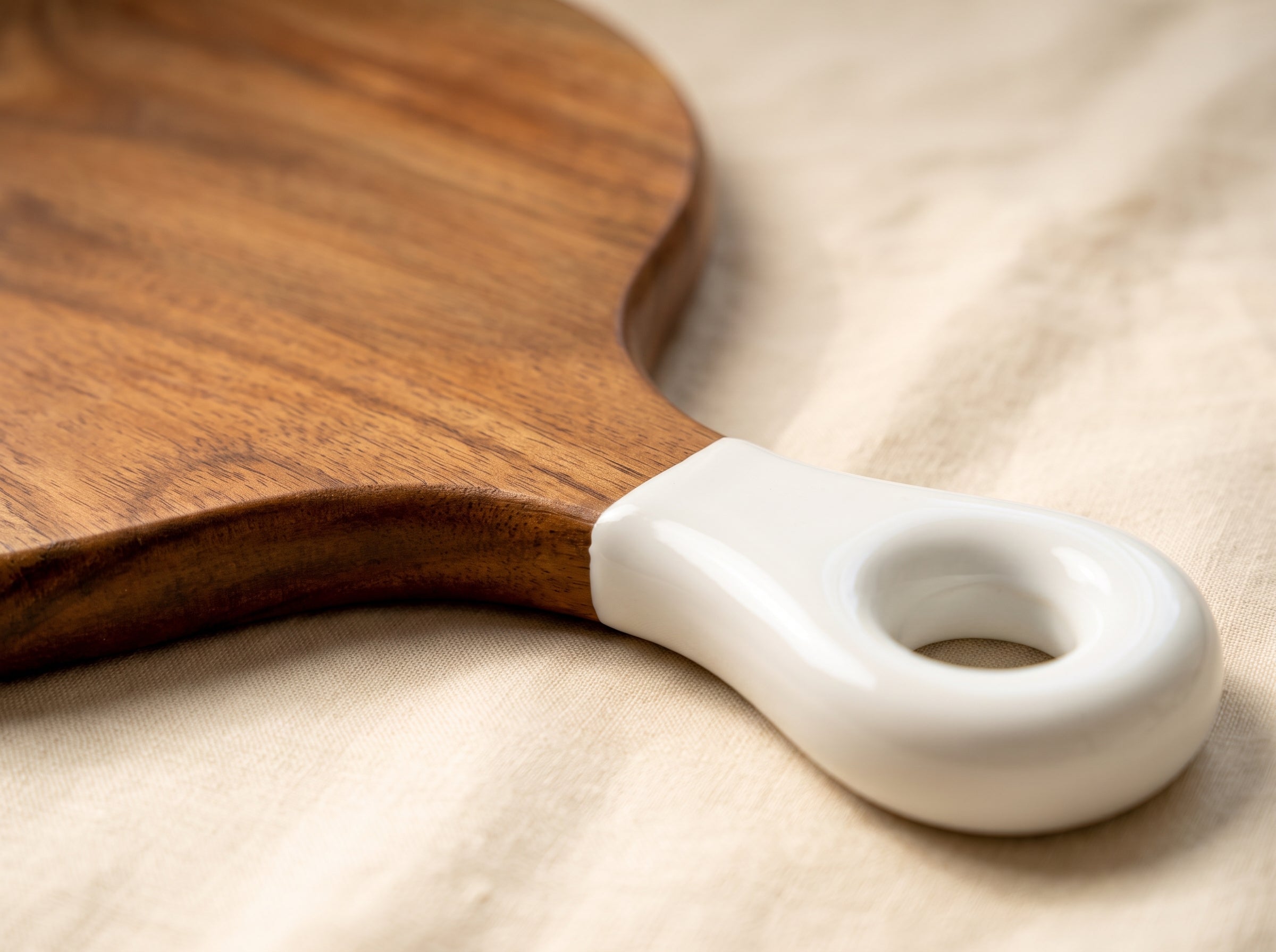 Round Medium Board with White Enamel Handle