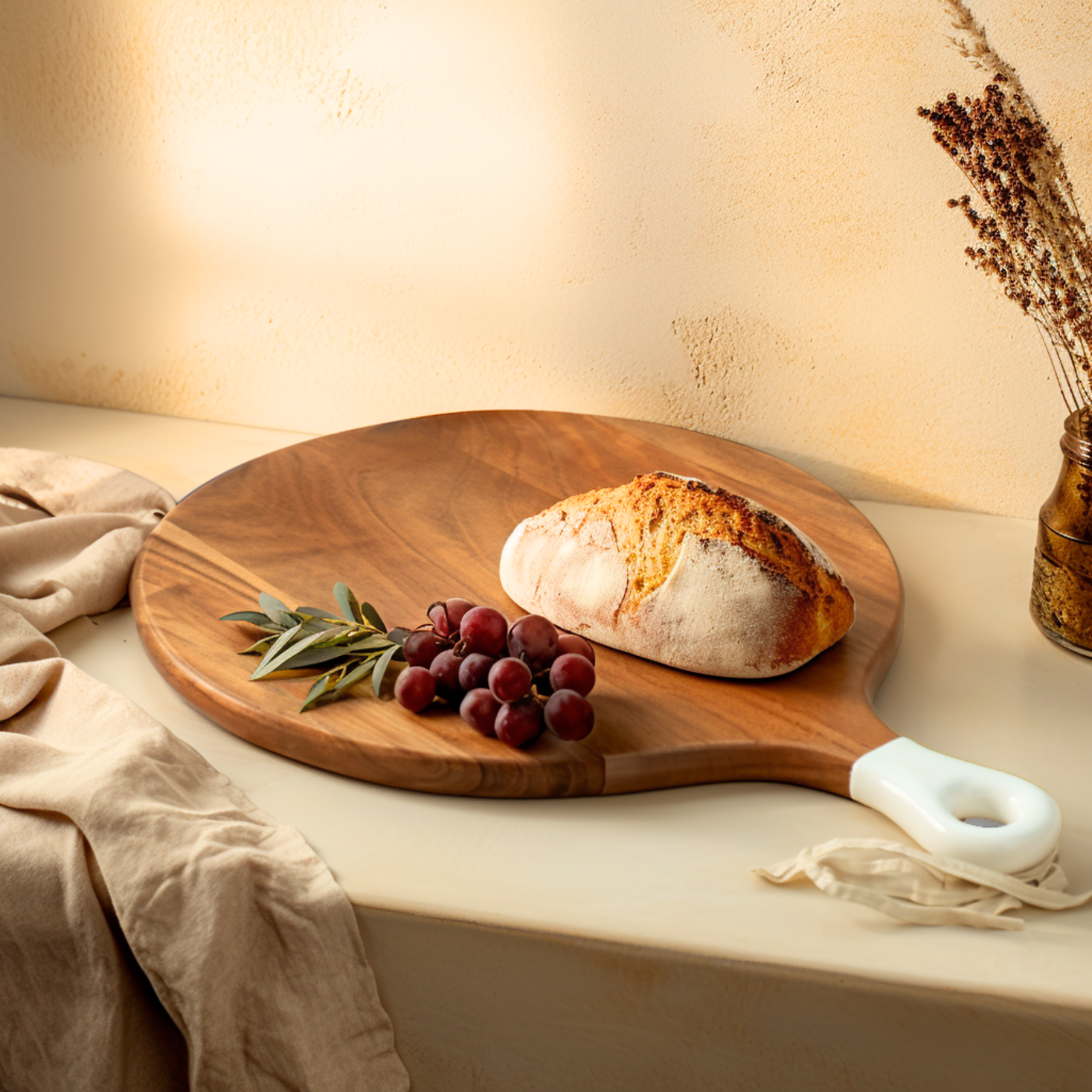 Round Medium Board with White Enamel Handle