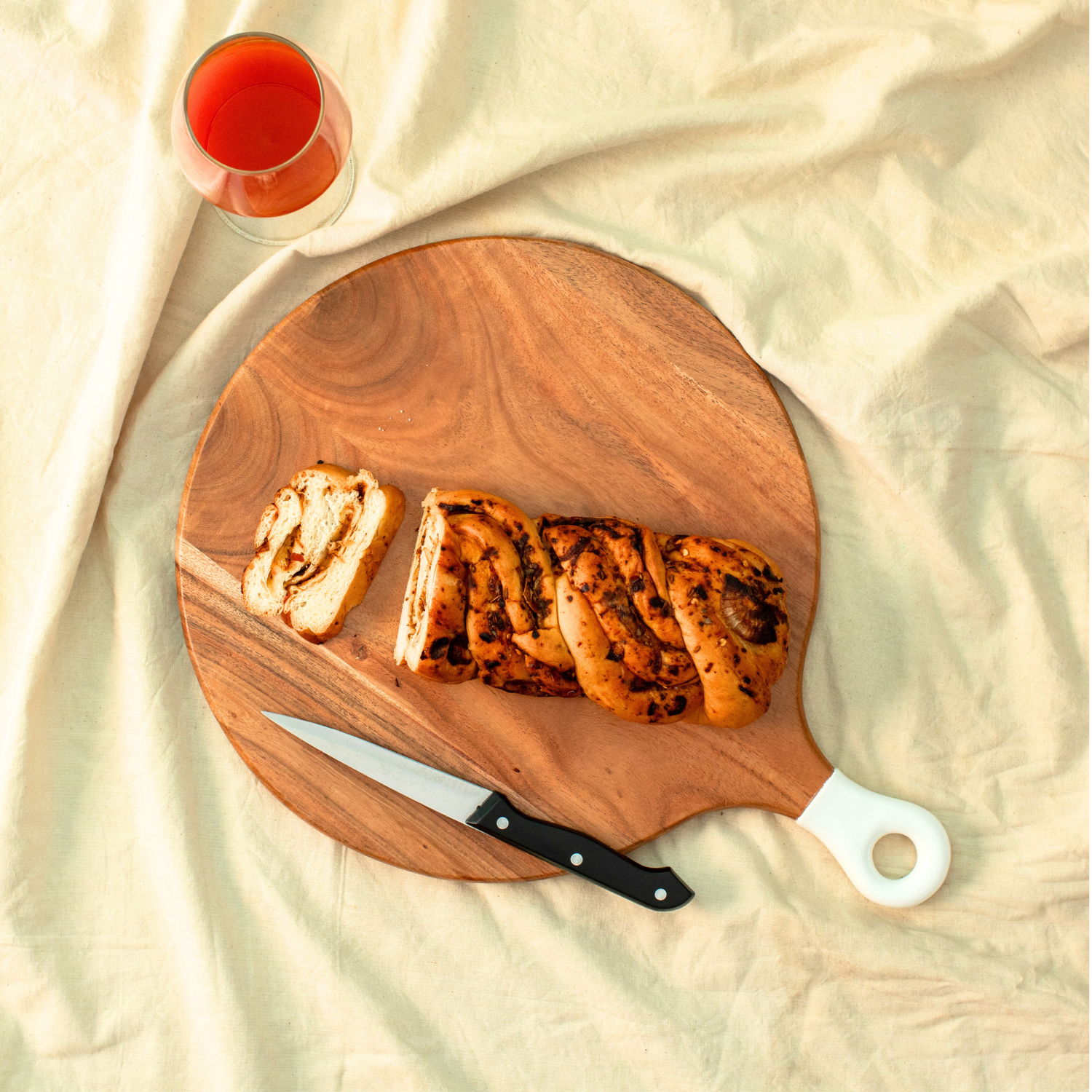 Round Medium Board with White Enamel Handle