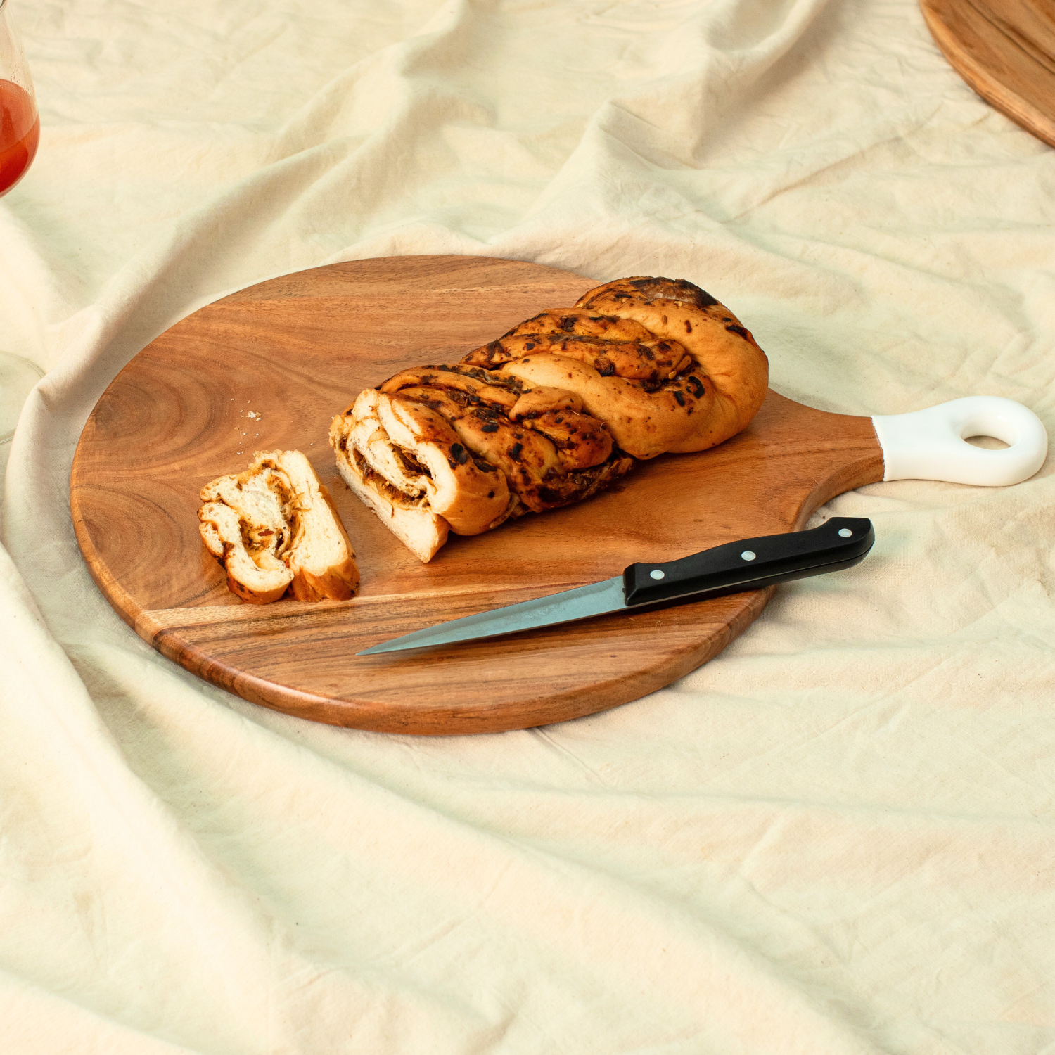 Round Medium Board with White Enamel Handle