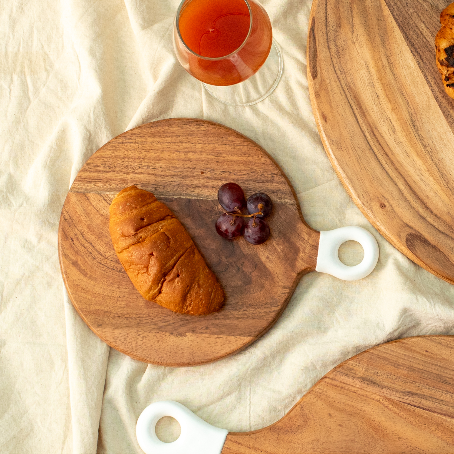 Round Small Board with White Enamel Handle